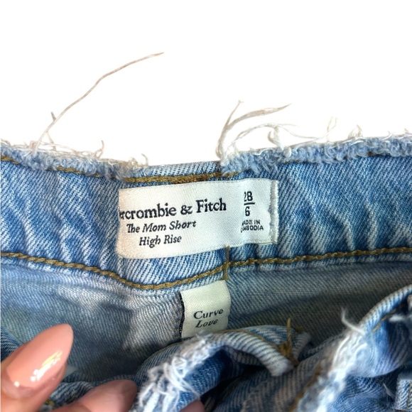 Abercrombie & Fitch The Mom Short High Rise Light Wash Distressed Raw Hem 28/6 - Picture 9 of 11